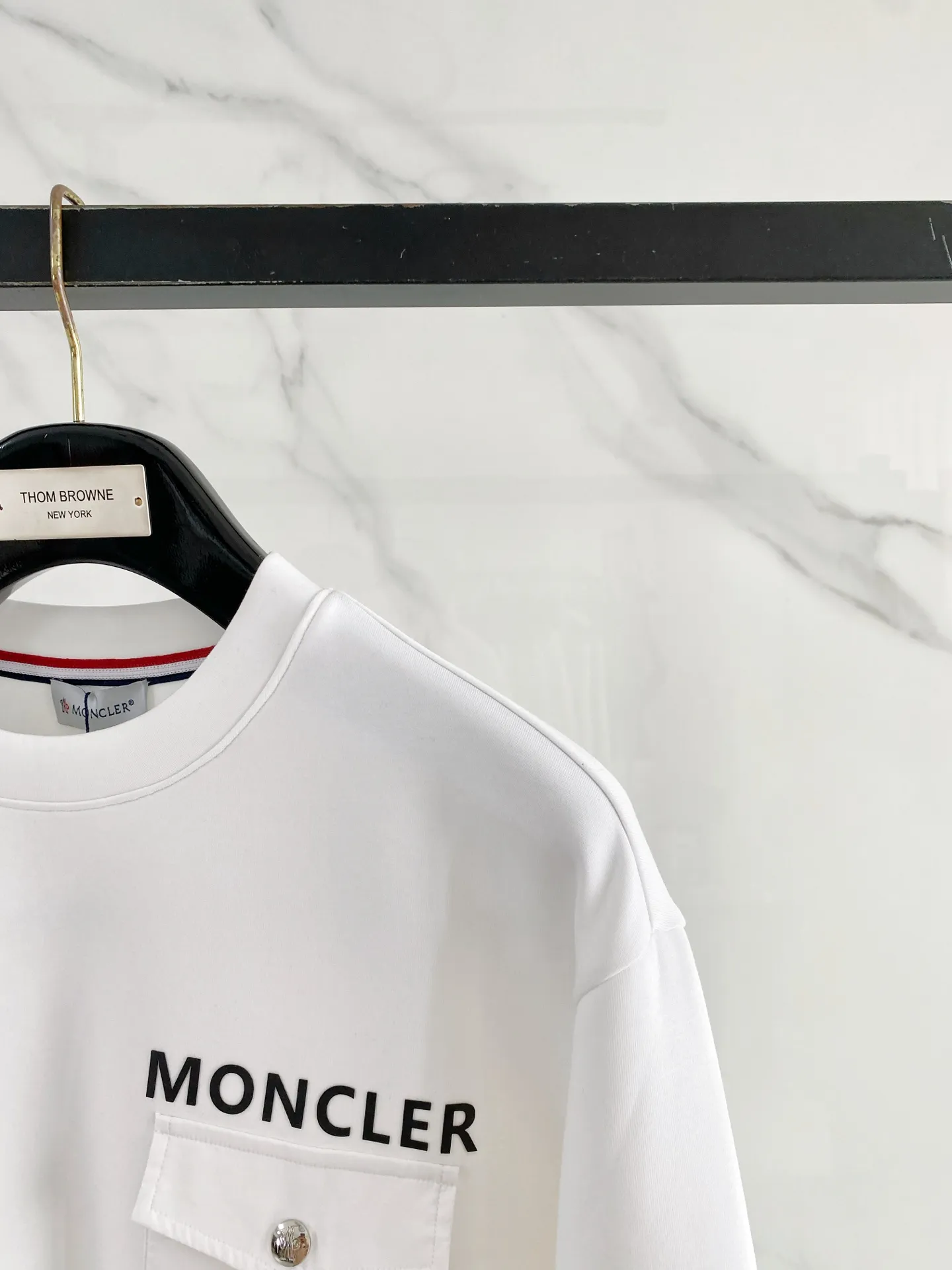 27 Moncler 2026 New Arrival ， ， Quality ， ， ， ， 、 ， 。 ：White、Black Sizes：S-XL